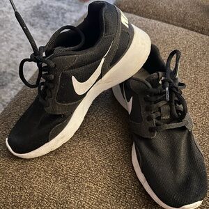 Nike Dual-Tone Black and White Running Shoes